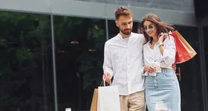 пара с покупками