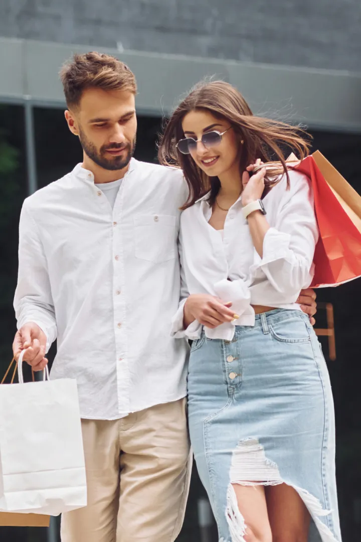 пара с покупками